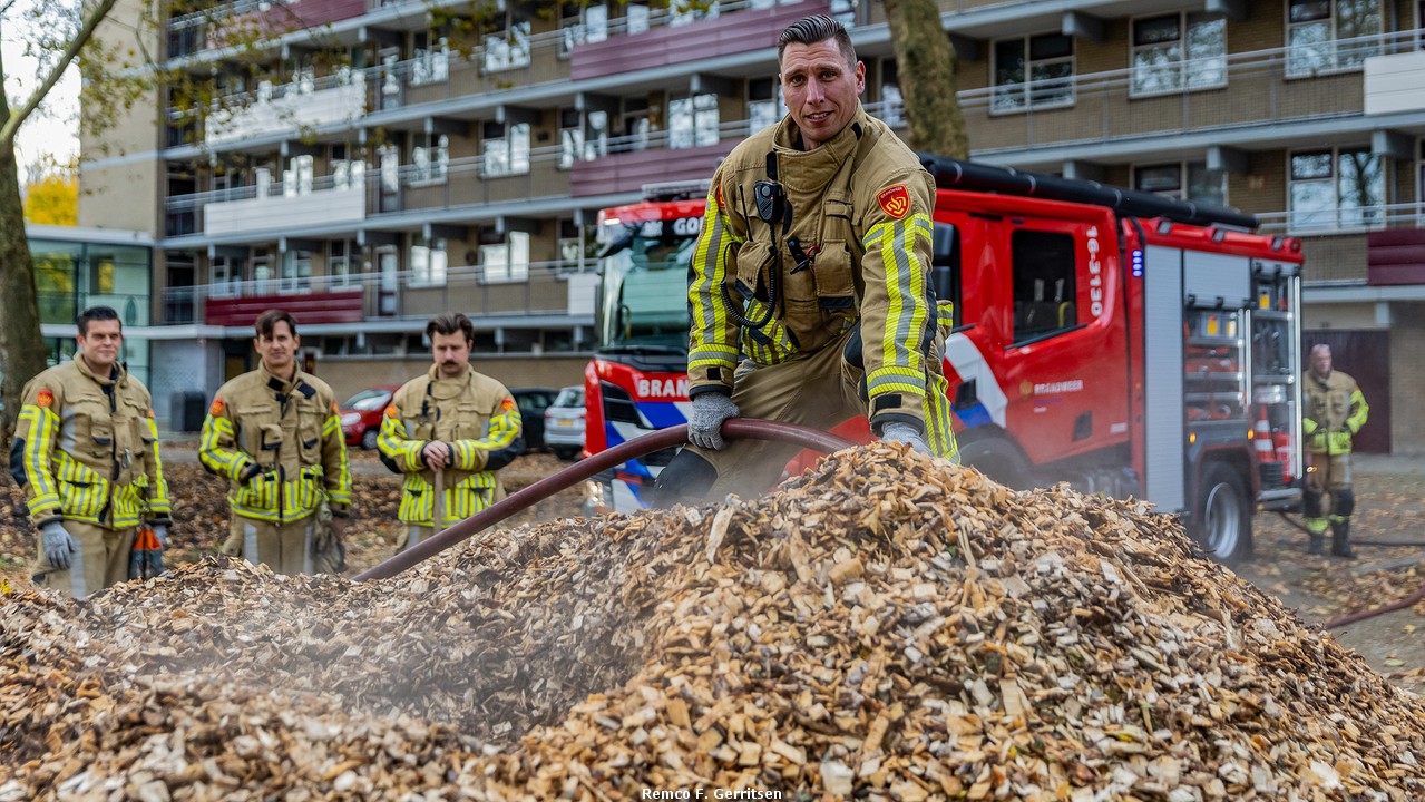 Brandweer blust broei in berg houtsnippers, Ridder van Catsweg (Gouda)