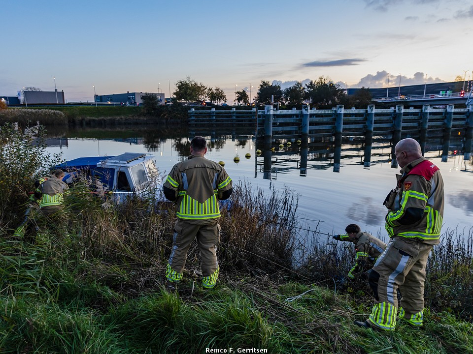 Brandweer helpt stuurloze plezierjacht bij de Gouderaksedijk in Gouda